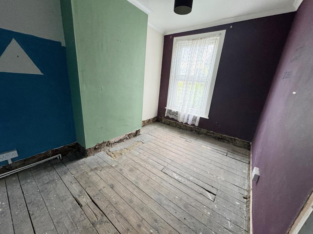 Lot: 5 - BAY FRONTED TERRACE HOUSE FOR IMPROVEMENT - Bedroom 1
